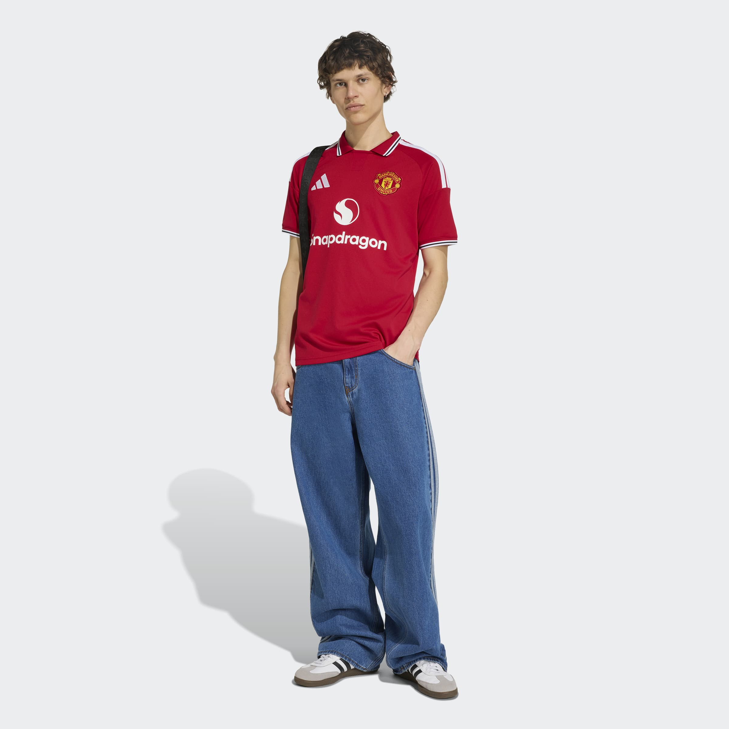 manchester united 2026/27 home shirt cropped, red and white, front view on model