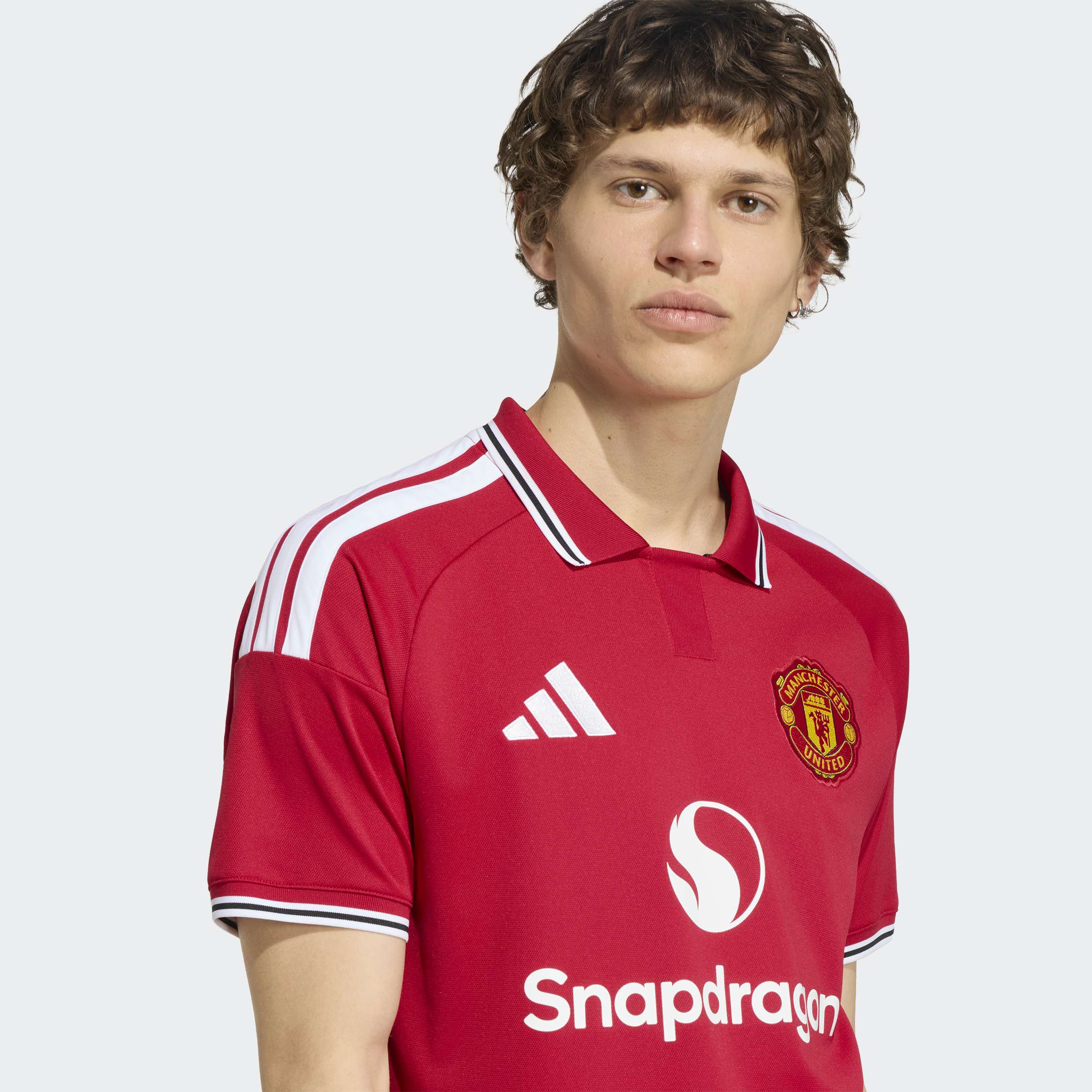 manchester united 2026/27 home shirt cropped, red and white, front view on model